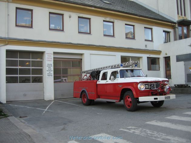 Dodge D-400